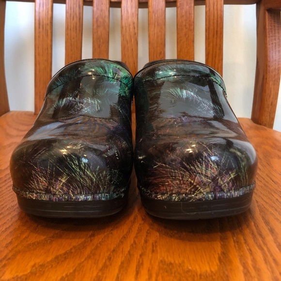 Dansko Black, Patent Leather Clogs, Size 39/8.5 - Picture 8 of 10